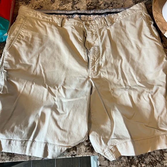 TOMMY BAHAMA Chino Khaki Shorts - Picture 4 of 5